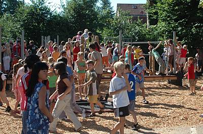 Kinder auf dem neuen Bewegungsparcours